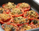 Tomates farcies au barbecue, gratinées et parsemées d'herbes fraîches, prêtes à être dégustées.