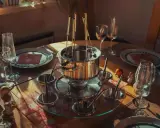 Service à fondue prêt pour une soirée conviviale. Quelle huile pour fondue bourguignonne ? L'huile neutre est idéale.