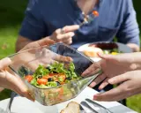 Salade fraîche, un accompagnement barbecue parfait, servie dans un plat en verre.