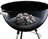 Grille foyère barbecue Weber avec charbon ardent. Elle sert à cuire vos aliments à la perfection.