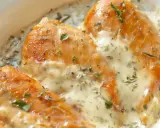 Trois morceaux de poulet au four dorés, nappés d'une sauce crémeuse et garnie d'herbes. Une sauce d'accompagnement pour poulet au four parfaite.