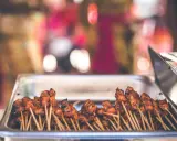 Brochettes de poulet grillé, parfaites pour un barbecue pour 20 personnes.