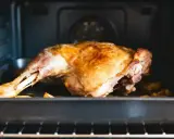 Gigot d'agneau doré et juteux, prêt à être servi à 8 convives. Un délice pour les fêtes.