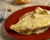 Poisson nappé d'une onctueuse sauce moutarde, servi sur une assiette rouge. Un délice !