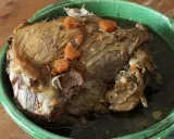 Gigot de 7 heures, un plat mijoté à la perfection, comme dans "Les Carnets de Julie". La viande est tendre et savoureuse, avec des carottes et des herbes.