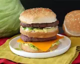 Un Big Mac maison avec sa fameuse sauce Big Mac, deux steaks, salade, fromage et pain aux sésames.