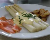 Asperges blanches nappées de sauce hollandaise, accompagnées de saumon fumé et de pommes de terre sautées. Un délice !