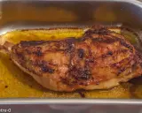 Cuisse de dinde dorée et juteuse, prête pour le barbecue. Le temps de cuisson est parfait pour cette pièce savoureuse.