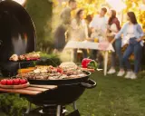 Un barbecue ouvert crépite, cuisant viandes et légumes sous un soleil doré. Des amis discutent joyeusement en arrière-plan, profitant d'un moment convivial.