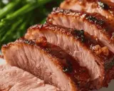 Tranches de magret de canard grillé, juteuses et caramélisées, servies avec des légumes verts.