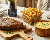 Un steak-côte de bœuf fumant, des frites croustillantes et une sauce béarnaise avec quoi ? Un délice !