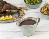 Sauce onctueuse pour accompagner une tranche de gigot d'agneau, avec des pommes de terre rôties et des légumes verts.