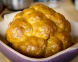 Un chou-fleur entier, doré et appétissant, prêt à être dégusté. Ce chou-fleur barbecue a une belle croûte caramélisée.