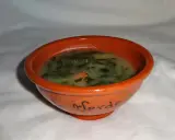 Un bol en terre cuite orné du mot "Verde" contient un délicieux caldo verde, une soupe portugaise réconfortante aux légumes verts.