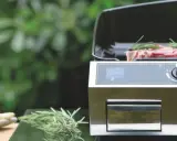 Viande et légumes prêts à cuire sur une plancha gaz. L'allumer plancha gaz est simple, pour un repas en extérieur.
