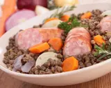 Un plat réconfortant de saucisses lentilles, garni de carottes, oignons et romarin.