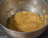 Un bol en métal contient une purée de lentilles corail, prête à être cuisinée.