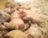 Morceaux de poulet tendres baignant dans une sauce onctueuse, accompagnés de semoule. Un délice de sauce pour viande blanche.
