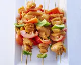 Brochettes de poulet marinées, tomates et poivrons verts, prêtes pour une recette brochette poulet barbecue.