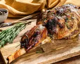 Gigot d'agneau rôti, prêt à être dégusté. Une recette parfaite pour un repas savoureux, avec des herbes et des épices.