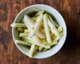 Bâtonnets de chou-rave prêts pour une recette croquante et savoureuse.