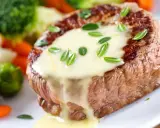 Un steak tendre nappé d'une onctueuse sauce béarnaise, accompagné de légumes verts et de carottes.