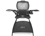 Barbecue Weber Q2000 noir, avec tablettes latérales. Une comparaison subtile pour le difference entre weber q200 et q2000.