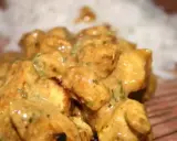 Délicieux poulet tikka en sauce crémeuse, servi avec du riz blanc. Un plat savoureux et réconfortant.
