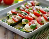 Courgettes farcies au fromage fondant, tomates fraîches et basilic, un délice méditerranéen.