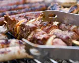 Brochettes de merlu au barbecue, savoureuses et grillées à la perfection, prêtes à être dégustées.