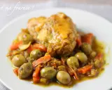 Un plat de poulet aux olives, carottes et citron confit, mijoté dans une sauce dorée. Un délice fait maison.