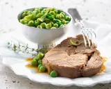 Un tendre morceau d'agneau, prêt à être dégusté, accompagné de petits pois frais. Une idée pour une recette agneau cocotte minute Seb.