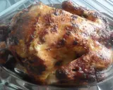 Un appétissant poulet rôti farci, doré et croustillant, prêt à être dégusté.