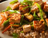 Délicieux tofu grillé avec des légumes croquants et du riz complet. Une recette tofu parfaite pour un repas sain et savoureux.