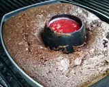 Gâteau au barbecue, un délice chocolaté avec un cœur de coulis de fruits rouges, prêt à être dégusté.