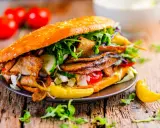 Un généreux kebab garni de viande, légumes frais et le meilleur combo sauce kebab. Un délice !