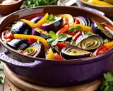 Un plat de ratatouille provençale aux aubergines, poivrons et tomates, garni de persil frais. Un délice coloré prêt à être dégusté.