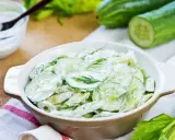 Salade de concombre crémeuse, parfaite pour une recette légère et rafraîchissante. Des rondelles de concombre frais nappées d'une sauce onctueuse et garnies d'aneth.