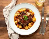 Travers de porc au barbecue Weber, tendres et juteux, servis avec des pommes de terre rôties et une sauce savoureuse. Le temps de cuisson parfait pour un délice.