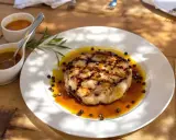 Un plat de viande grillée, nappé d'une sauce savoureuse et parsemé de poivre. Une sauce à viande qui promet un délice.