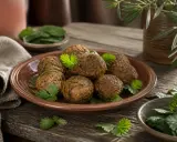 Assiette de boulettes de kefta maison, garnie de persil frais. Une recette simple et savoureuse.