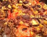 Un plat généreux de moussaka rapide, avec des aubergines grillées, des tomates juteuses et une garniture savoureuse.