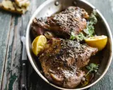 Deux belles cuisses de dinde au four, dorées et savoureuses, garnies de citron et d'herbes fraîches. Un délice !