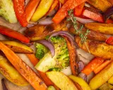 Délicieuse recette tomate courgette, poivron au four. Légumes rôtis colorés et savoureux, parfaits pour un repas sain.