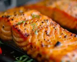 Un délicieux poisson à la plancha, bien doré et assaisonné, prêt à être dégusté.