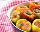 Poivrons colorés farcis de riz et de légumes, garnis de persil frais. Un plat savoureux de légumes farcis.