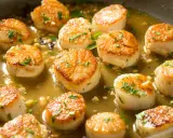 Saint-jacques dorées dans une sauce savoureuse, parfaites pour un temps de cuisson au barbecue rapide et délicieux.