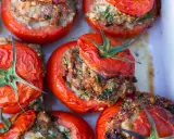 Tomates farcies au four, un plat savoureux. Quel accompagnement avec des tomates farcies ? Une salade fraîche ou du riz basmati.