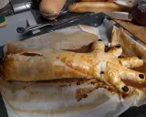 Un plat d'Halloween effrayant : une main de viande en croûte dorée, prête à saisir les gourmands.