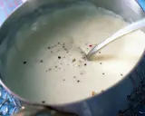 Sauce béchamel sans beurre, onctueuse et parsemée de poivre, prête à être dégustée.